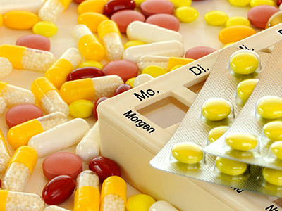Eine Vielzahl von Kapseln und Tabletten sowie ein Medikamentendosett.
